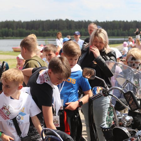 Uszkodził wiatę przystankową i uciekł. Na miejscu zgubił tablicę rejestracyjną [ZDJĘCIA]