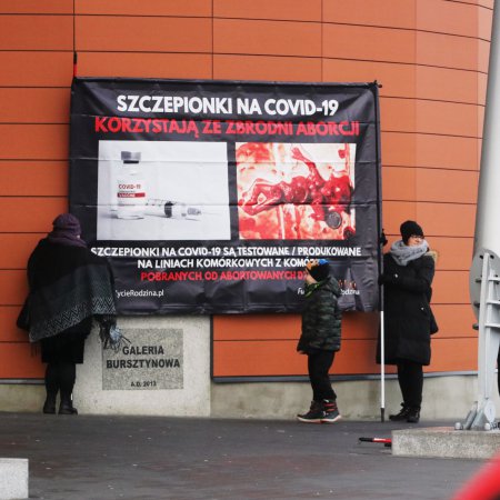 Szokujący happening. O szczepionkach i aborcji przed wejściem na zakupy [ZDJĘCIA]