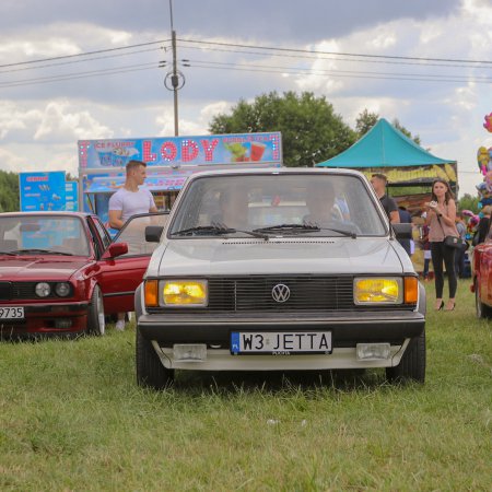 Zlot Oldtimer 2023 w Rzekuniu. Parada pełna motoryzacyjnych perełek [WIDEO, ZDJĘCIA]