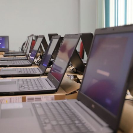 32 komputery do zdalnej nauki dla uczniów i nauczycieli z Ostrołęki [ZDJĘCIA]
