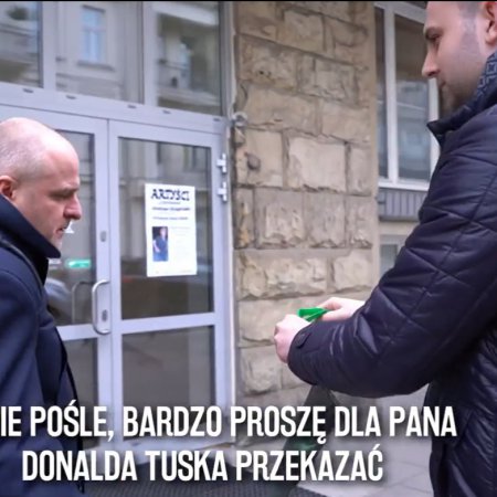 Ostrołęczanin wręczał reklamówki politykom [WIDEO]