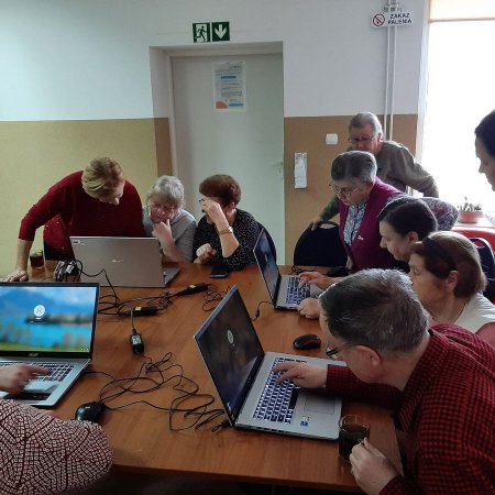 Seniorzy z Durlasów podnoszą swoje cyfrowe kompetencje [ZDJĘCIA]