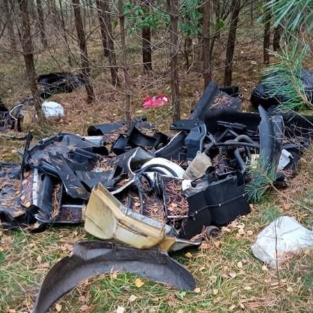 Ktoś wyrzucił śmieci do lasu w gminie Łyse. Zostawił przy tym... bilet parkingowy