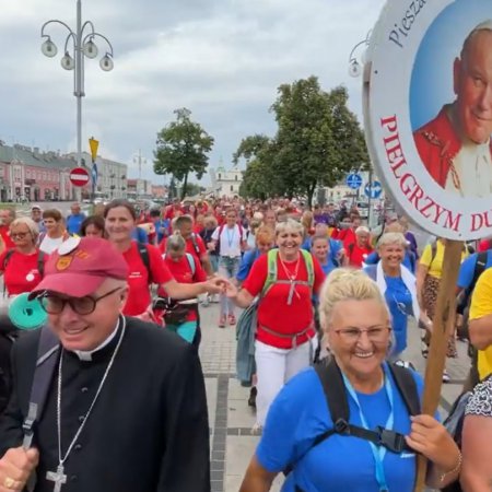 Pielgrzymka dotarła na Jasną Górę. Wejście... krokiem poloneza [WIDEO]