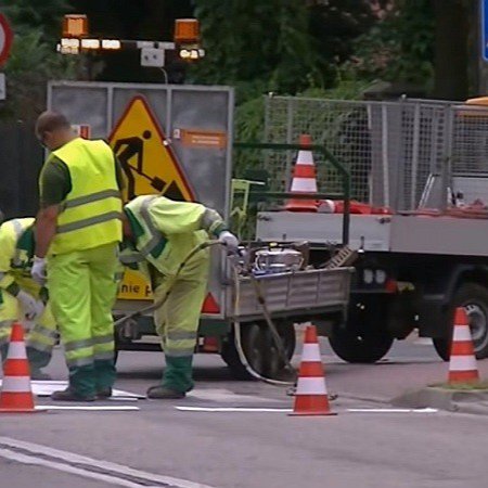 Malowanie pasów w Ostrołęce. Kierowcy proszeni o zachowanie szczególnej ostrożności