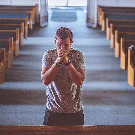 Modlitwa o trzeźwość: "Kościół musi dostrzegać cierpienia człowieka"