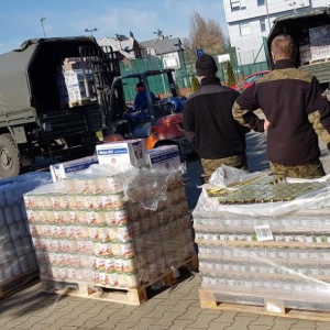 Do Ostrołęki trafiło 9 ton żywności. Pomógł Caritas, terytorialsi, wolontariusze i prywatna firma [ZDJĘCIA]