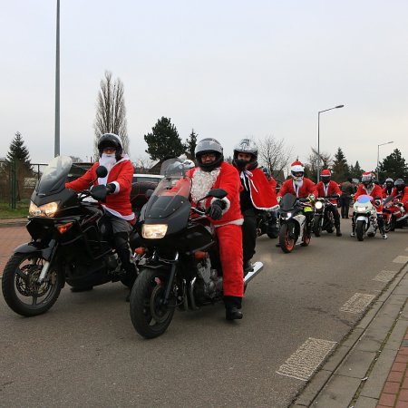 Tradycja podtrzymana. Mnóstwo Moto-Mikołajów na ulicach Ostrołęki [WIDEO, ZDJĘCIA]