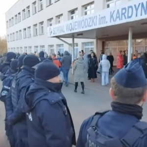 Mieszkańcy Łomży protestują: "Oddajcie nam szpital" [WIDEO]