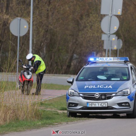 Wypadek na Ostrowskiej. Kierowcę skutera pokonała grawitacja i… promile [ZDJĘCIA]