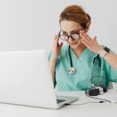 Jak przebiega konsultacja lekarska online?