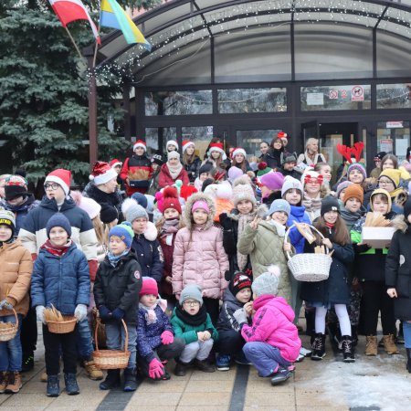 Rozdawali pierniki za serdeczne uśmiechy. “Piątka” wróciła ze wspaniałą akcją [WIDEO, ZDJĘCIA]