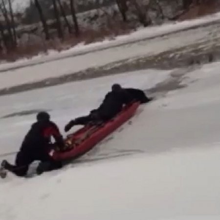 Nietypowa akcja ratunkowa na zamarzniętej rzece [WIDEO]