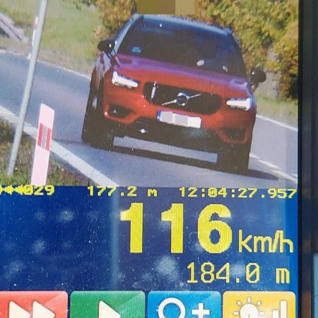 Pirat drogowy w volvo wpadł w Borowcach. Zamiast 50-tki miał na liczniku 116 km/h