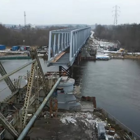 Tak montowano nowy most kolejowy w Ostrołęce [WIDEO]