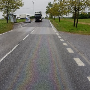 Plamy oleju na jezdniach w Ostrołęce i Czerwinie. Interweniowali strażacy