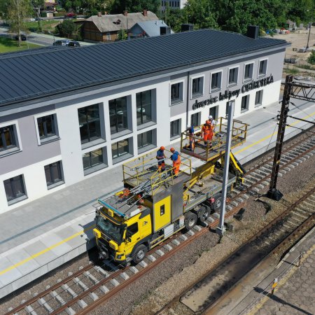 Nowe przystanki i tor na moście nad Narwią. Postępują prace na linii Ostrołęka - Chorzele