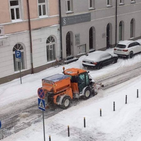 Uwaga! Zmiana organizacji ruchu. Odśnieżanie parkingów na Starym Mieście