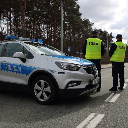 Skrajnie pijany spacerował “krajówką”. To mogło skończyć się tragedią!