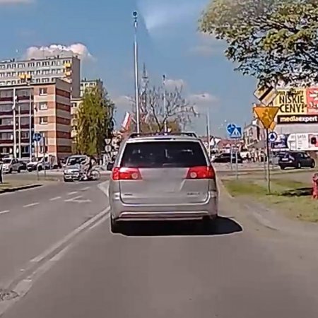 Wypadek na rondzie Dmowskiego. Sprawca sam zawiózł poszkodowaną do szpitala [WIDEO]