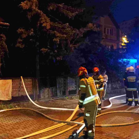Pożar przy Sienkiewicza w Ostrołęce. W akcji kilka jednostek strażackich [WIDEO, ZDJĘCIA]