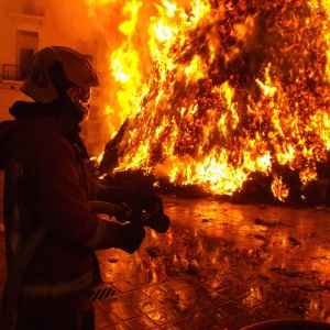 Nocna akcja strażaków na ulicy Warszawskiej. Okolicą wstrząsnęło kilka eksplozji