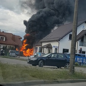 Pożar w zakładzie wulkanizacyjnym na osiedlu Centrum [WIDEO, ZDJĘCIA, AKTUALIZACJA]