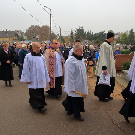 Uroczystości Wszystkich Świętych w Ostrołęce. Procesja na cmentarz parafialny [ZDJĘCIA]