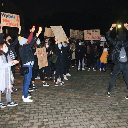 Trwa kolejny protest przeciwko orzeczeniu TK. Manifestacje pod domami parlamentarzystów PiS [TRANSMISJA NA ŻYWO, ZDJĘCIA]