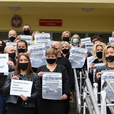 Protest pracowników cywilnych policji w Ostrołęce. „Policjanci, konie, psy, a my?” [ZDJĘCIA]