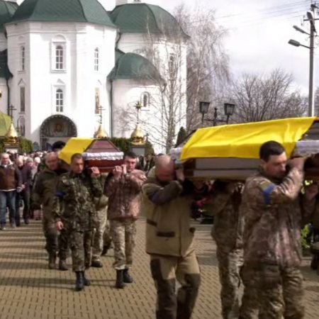 Pryłuki w żałobie. Miasto partnerskie Ostrołęki pożegnało dwóch bohaterskich obrońców