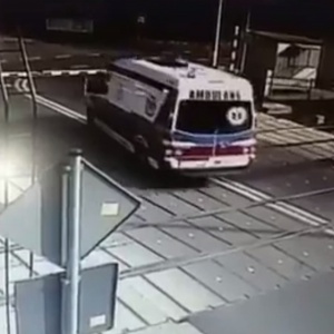 Wypadek w Puszczykowie. Karetka zmiażdżona przez pociąg. Szokujące WIDEO