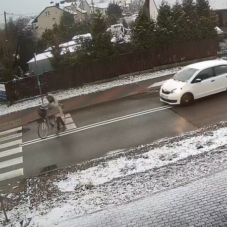 Niebezpieczny manewr rowerzystki. To mogło skończyć się tragicznie! [WIDEO]