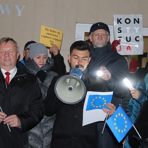 Protest w obronie sędziów. "Musimy uśpić PiS. Jak? Nie wiem, ale musimy" [WIDEO, ZDJĘCIA]