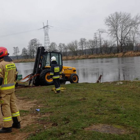 Tragedia w Teodorowie. Ciągnik spadł z promu, traktorzysta utonął w rzece