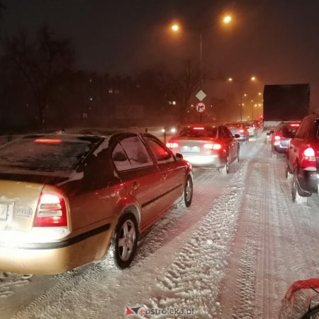 Śnieżyca w Ostrołęce. Nerwowo w korkach przy wyjeździe z miasta [ZDJĘCIA]