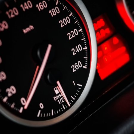 113 km/h w terenie zabudowanym. Ostrołęczanin stracił prawo jazdy