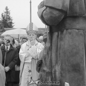 Pożegnanie biskupa Stanisława Stefanka. Rozpoczęły się uroczystości pogrzebowe