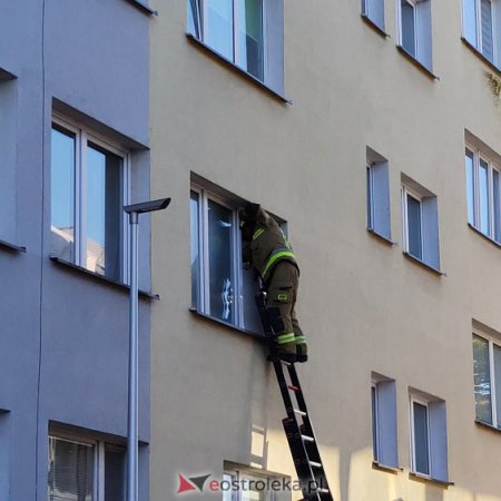 Akcja ratunkowa przy Modrzejewskiej. Strażacy wchodzili przez okno do mieszkania na II piętrze