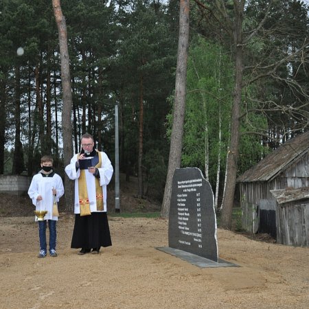 Poświęcenie tablicy upamiętniającej ofiary tragedii w Obierwi [ZDJĘCIA]