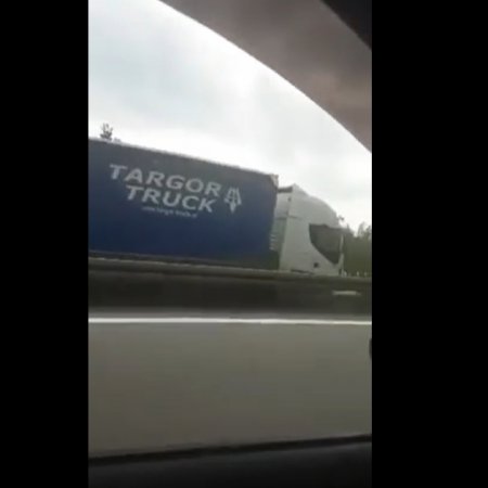 "Kierowca-duch" w ciężarówce firmy z naszego powiatu. Jazda pod prąd zakończona w rowie [WIDEO]