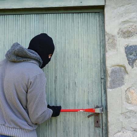 Włamanie do mieszkania w Ostrołęce. Policja apeluje o ostrożność