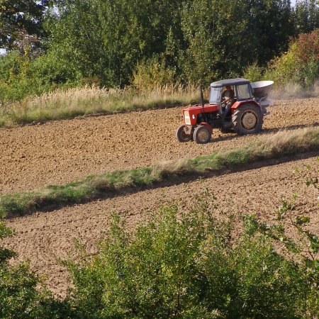 Wypadek podczas prac rolnych. Pijany omal nie stracił palców u ręki