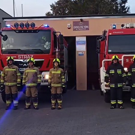 Strażak zmarł podczas akcji gaśniczej. Tak druhowie z Troszyna oddali mu hołd [WIDEO]