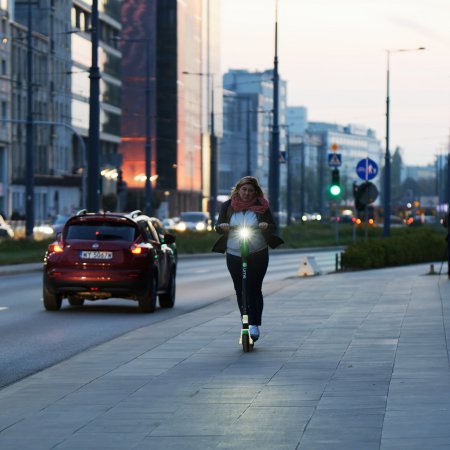 Hulajnogi elektryczne w Ostrołęce. O tych przepisach warto pamiętać