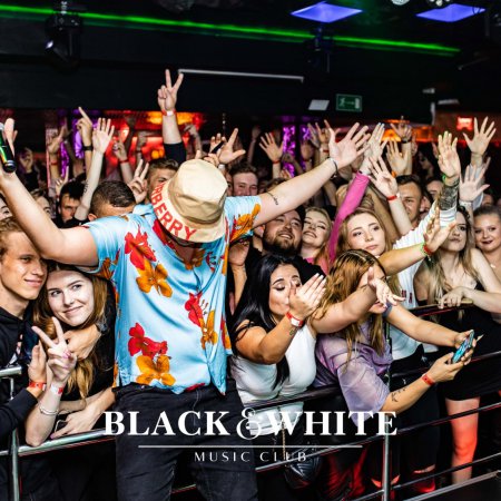 Letnie imprezy w Clubie Black&White. Grał Wac Toja, było party dla okularnic! [ZDJĘCIA]
