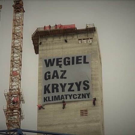 "Węgiel, gaz, kryzys klimatyczny". Działacze Greenpeace wywiesili transparent w Ostrołęce