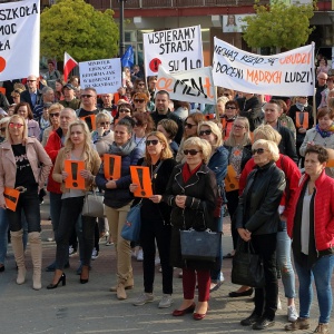 "Niechaj rząd się obudzi i doceni mądrych ludzi". Wiec poparcia dla nauczycieli [ZDJĘCIA]