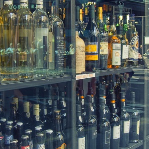 Sejm uchwalił podwyżkę akcyzy na alkohol. Ceny pójdą w górę