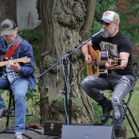 Wojtki Grają. Cykl koncertów rozpoczął duet… Wojtków z Drogi na Ostrołękę [WIDEO, ZDJĘCIA]